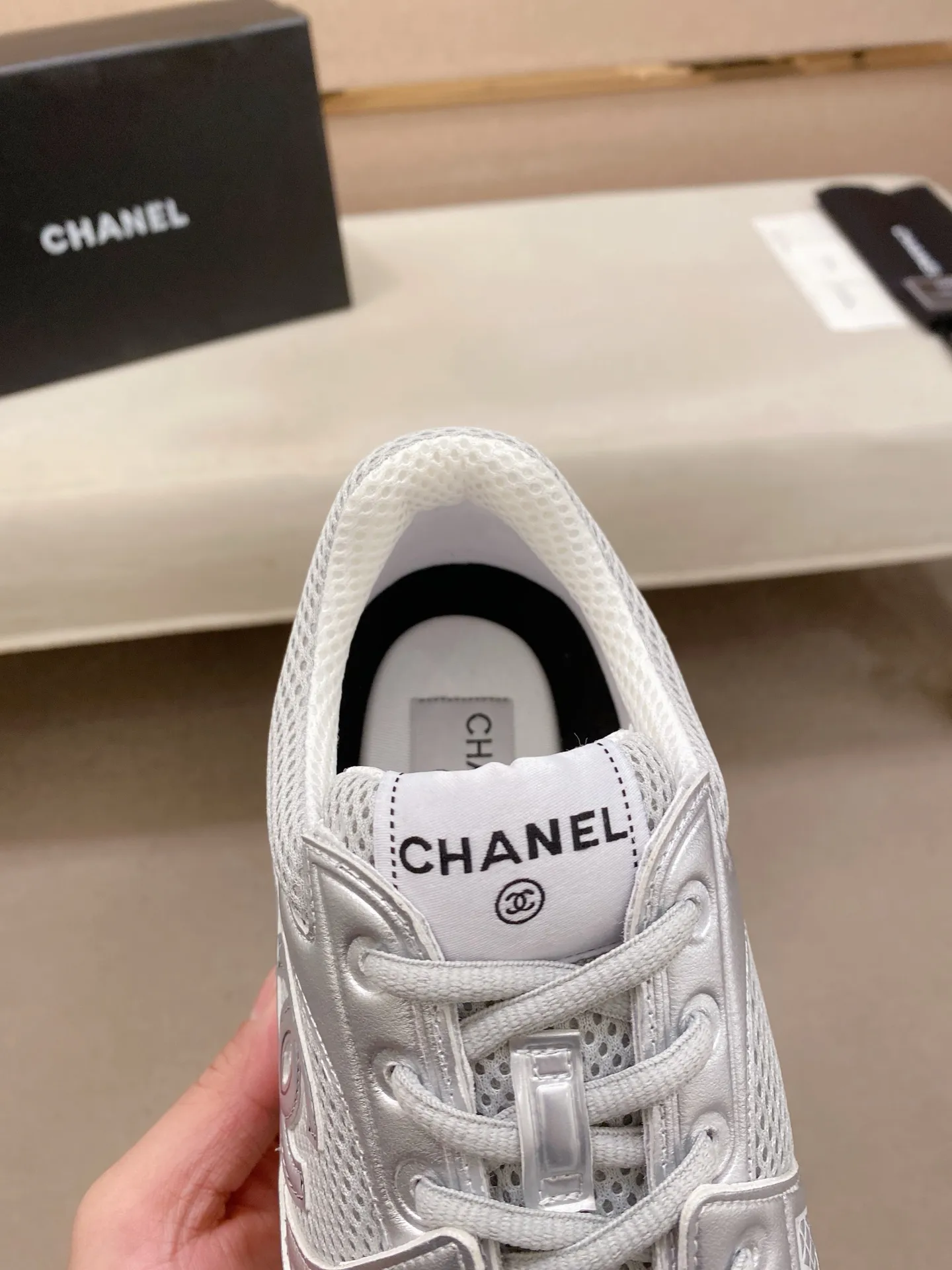 Factory price: 620💰 Chanel Chanel - 2026 counter top casual sports shoes This classic design; the upper is electro-embroidered with a variety of techniques; the outsole is fashionable and sporty; the extraordinary inclusion of a variety of color matching elements... The diversified mix and match is very beautiful and versatile, casual, fashionable, sports and outdoor can be taken into account... ꫛꫀꪝ Go➫ Material: ❶Upper is made of: Original imported high-mercerized smooth cow suede + special anti-mesh fabric ❷Inner use: original imported breathable mesh ❸Outsole based on: original TPU combination outsole Full set of boutique packaging for women 35–41 men 38-45